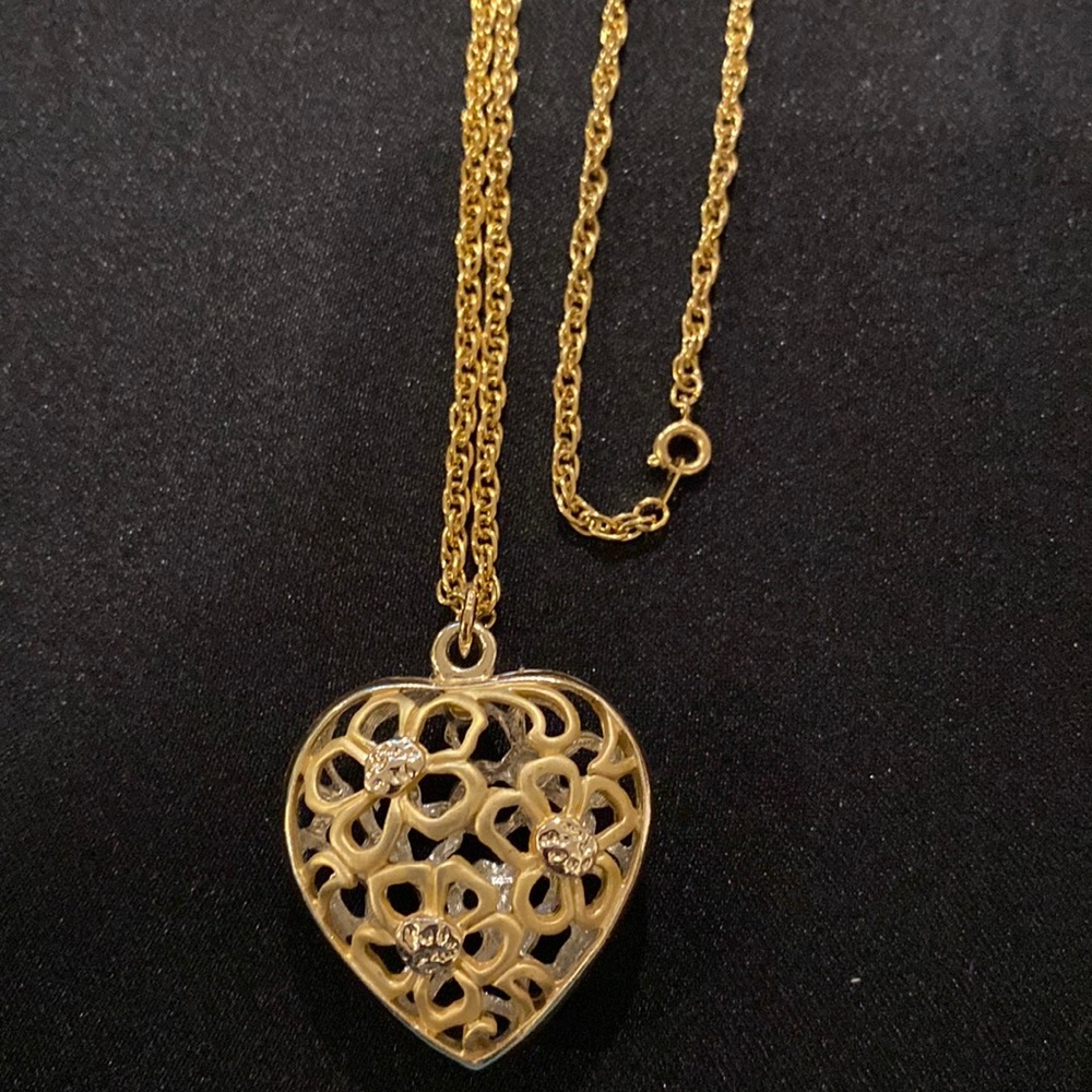 J9) Heart Pendant & 29” chain in EUC Pendant is reversible (Silver)